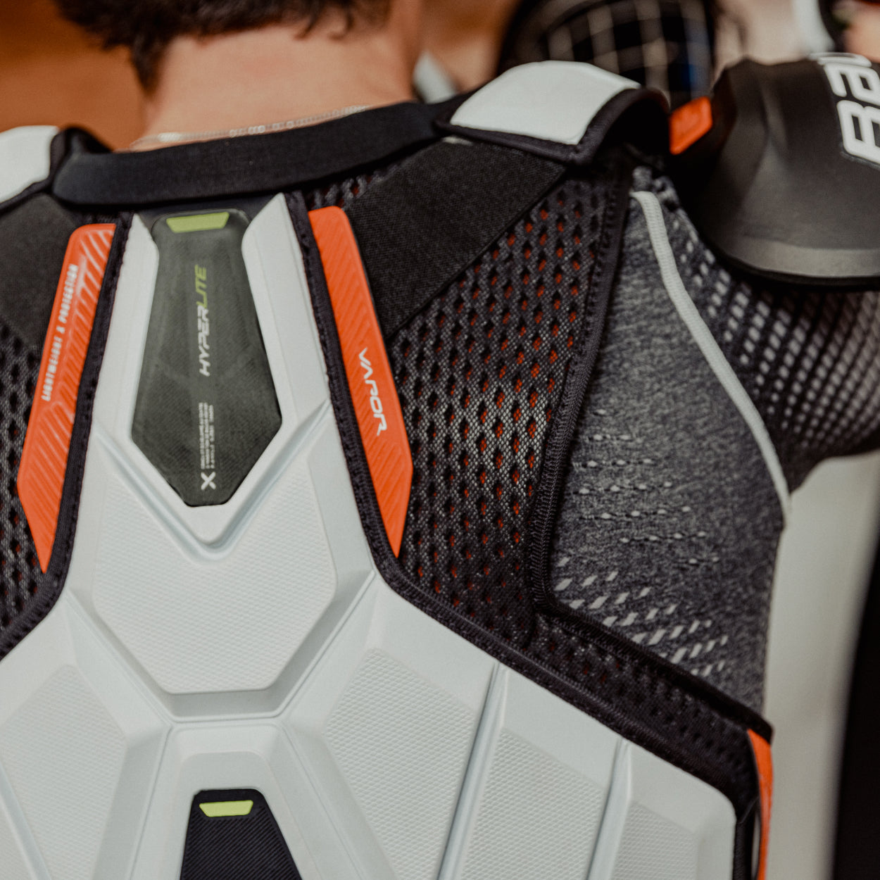 VAPOR HYPERLITE 2 CHEST PROTECTOR SENIOR